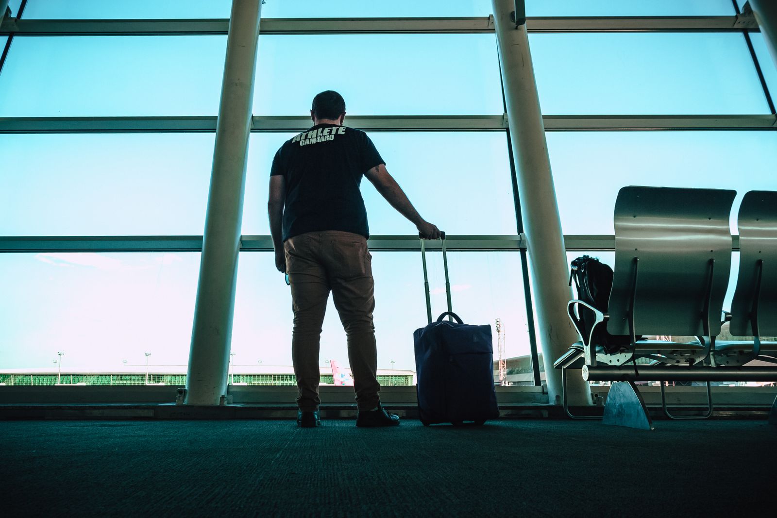 Viajera con maleta en la terminal de un aeropuerto