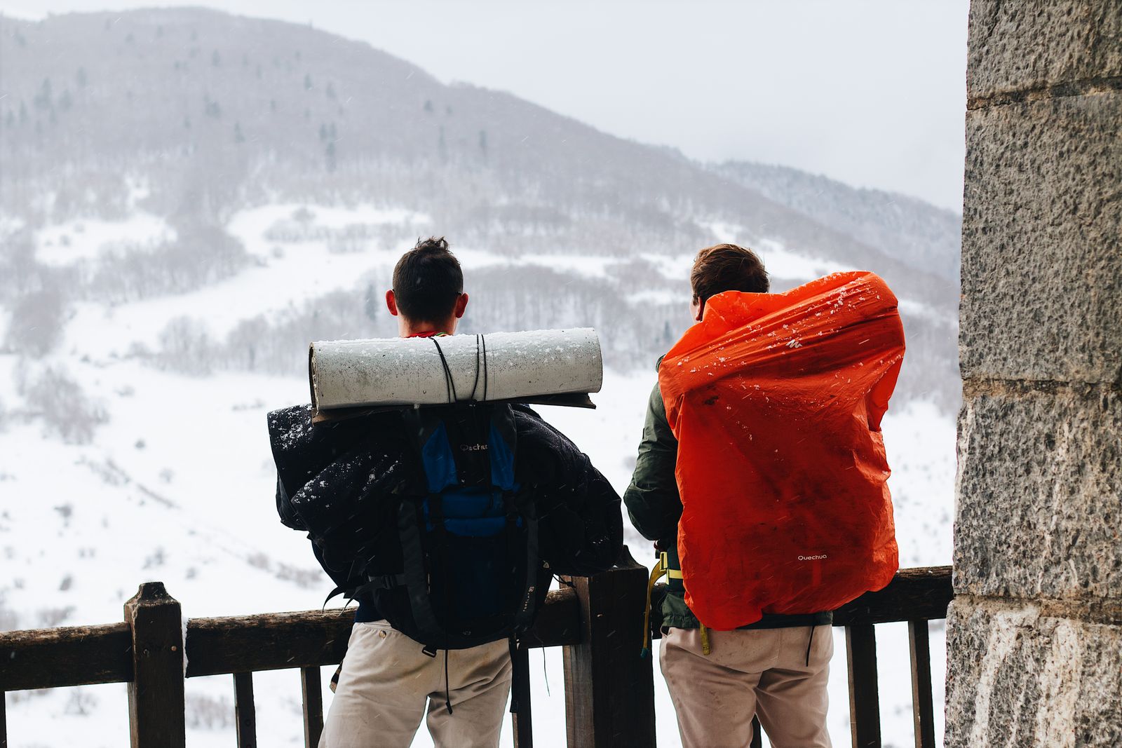 Viajero con mochila frente a una montaña