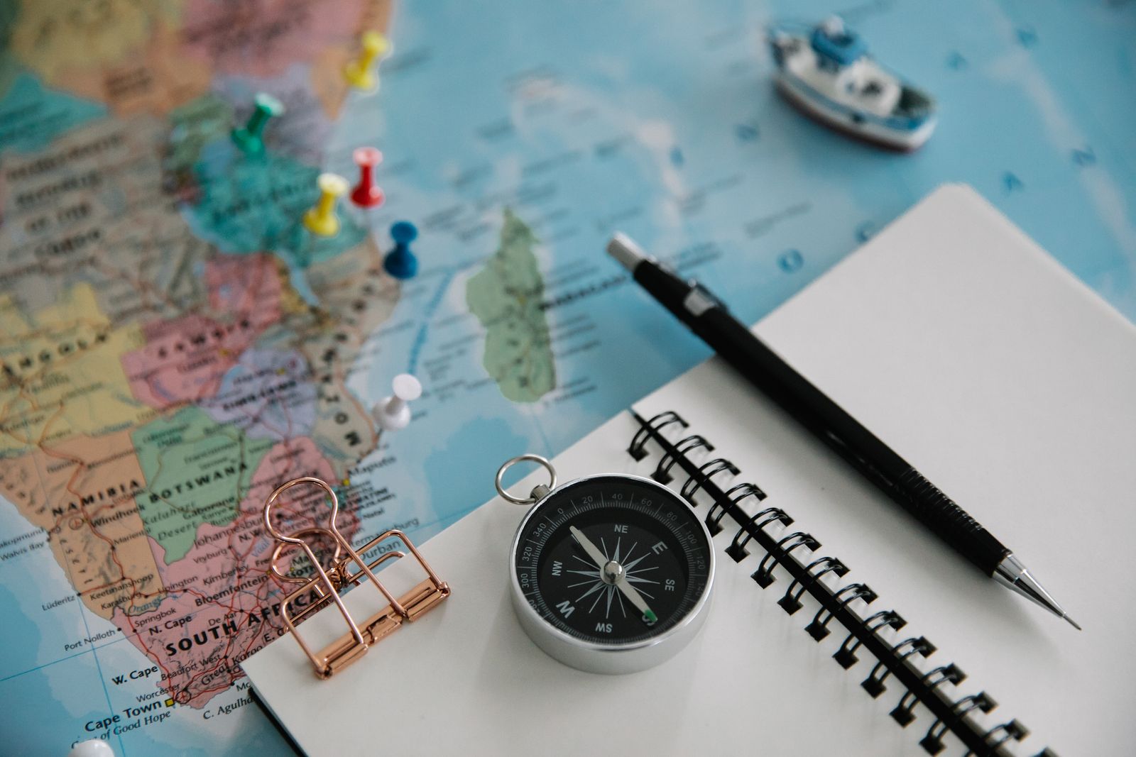 Mapa del mundo y libreta para planificar un viaje